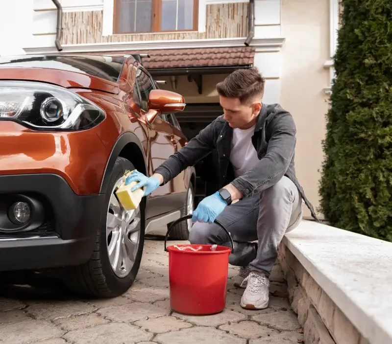 Lavage auto à domicile Saint-Saury : professionnel intervenant sur un véhicule